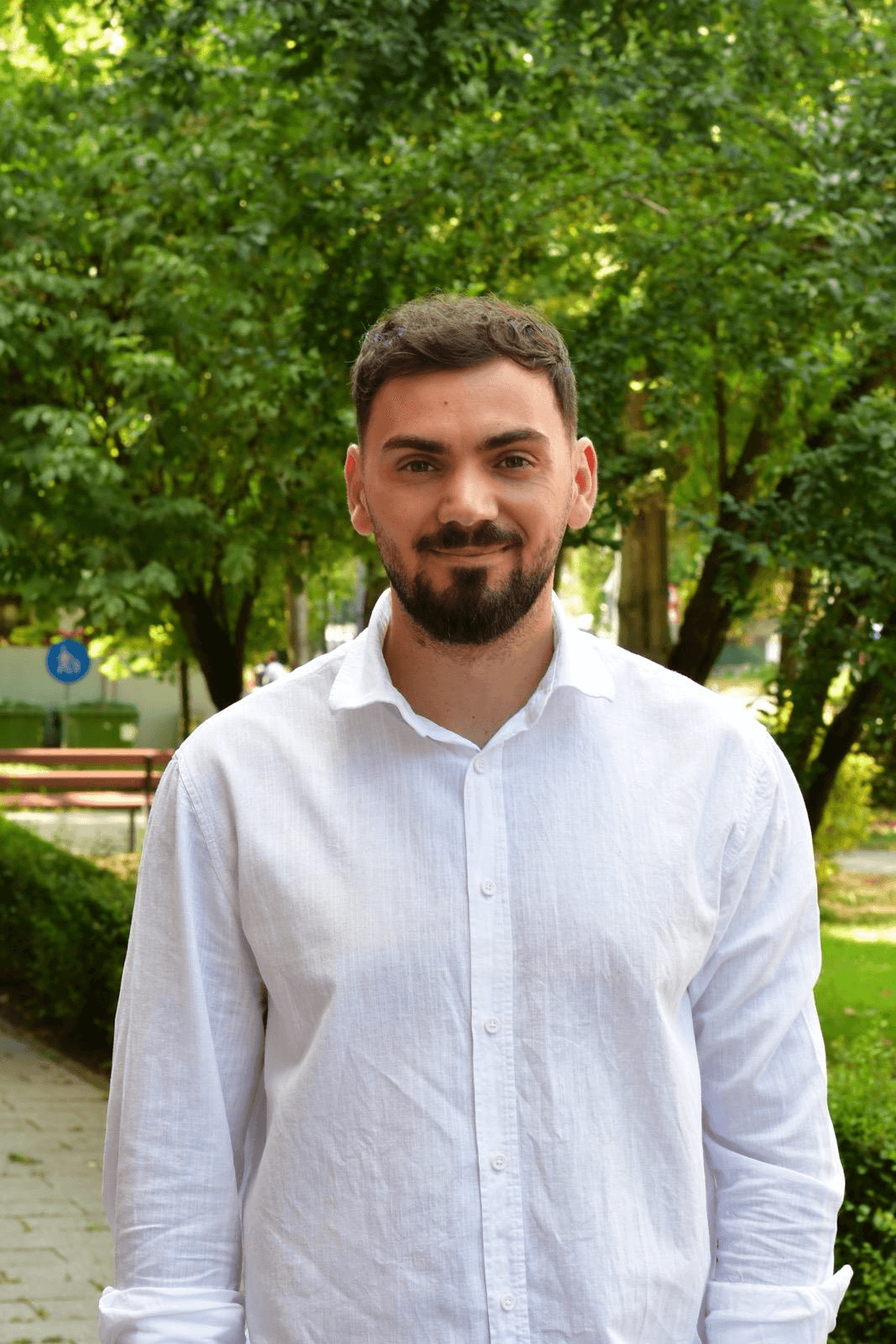Daniel, fondatorul Veltofit, în cămașă albă, într-un parc.